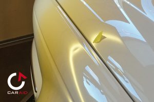 ジャガーのフロントフェンダーにできたヘコミ、デントリペア施工前